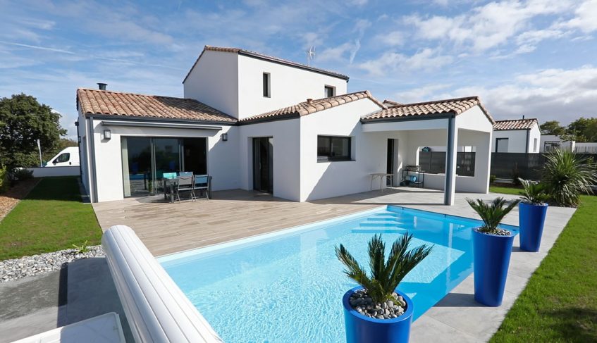 Maison construite par Maisons d'en France Atlantique avec piscine et terrasse
