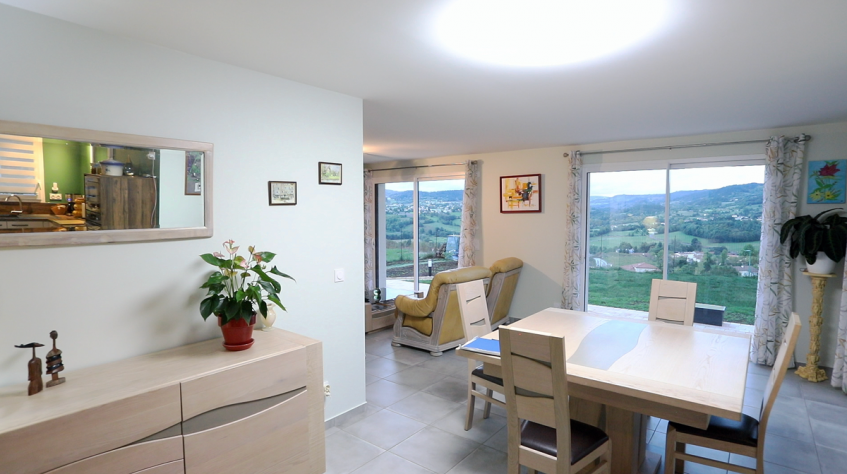 Salle à manger d'une villa de 95 m2 Maisons d'en France