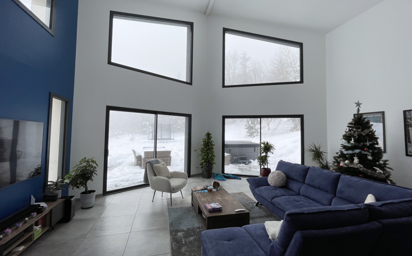 Salon avec grandes baies vitréesd'une construction de Maisons d'en France RHONALPAIN