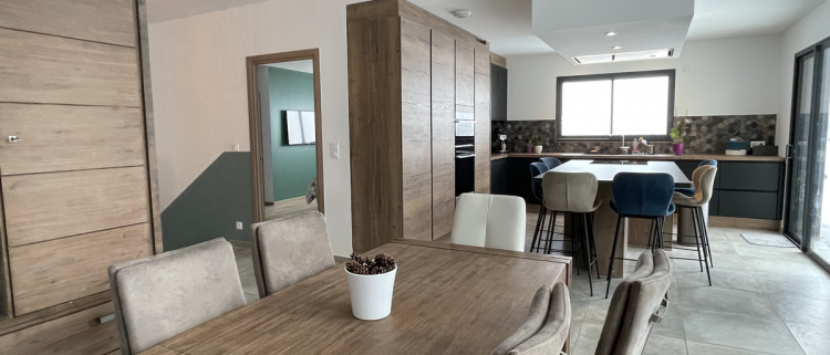Salle à manger d'une construction de Maisons d'en France RHONALPAIN