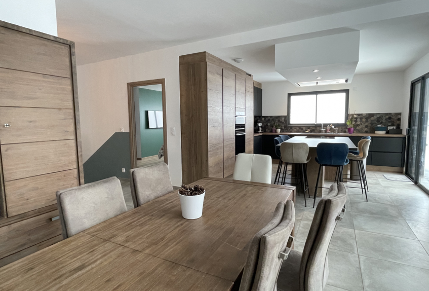 Salle à manger d'une construction de Maisons d'en France RHONALPAIN